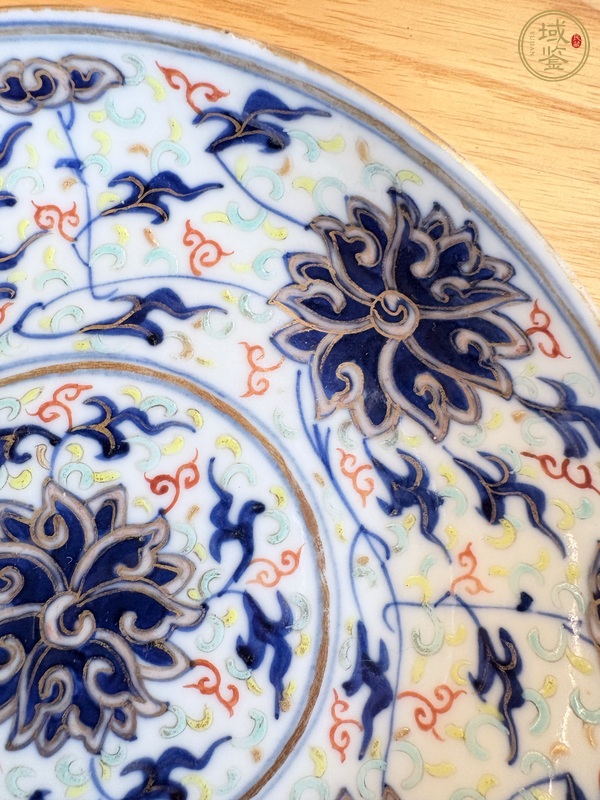 古玩陶瓷花卉紋盤真品鑒賞圖