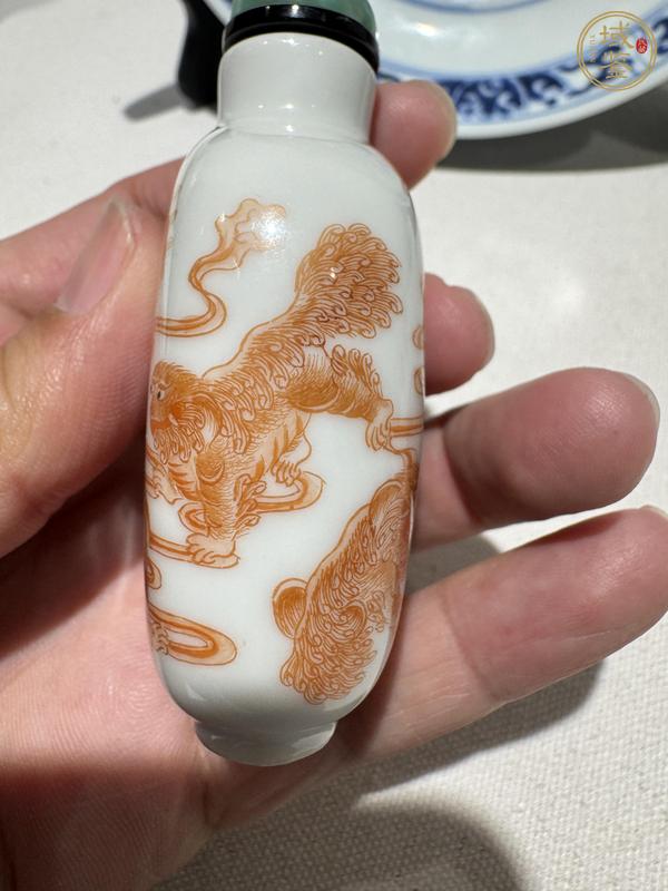 古玩陶瓷清晚期 礬紅獅子鼻煙壺真品鑒賞圖