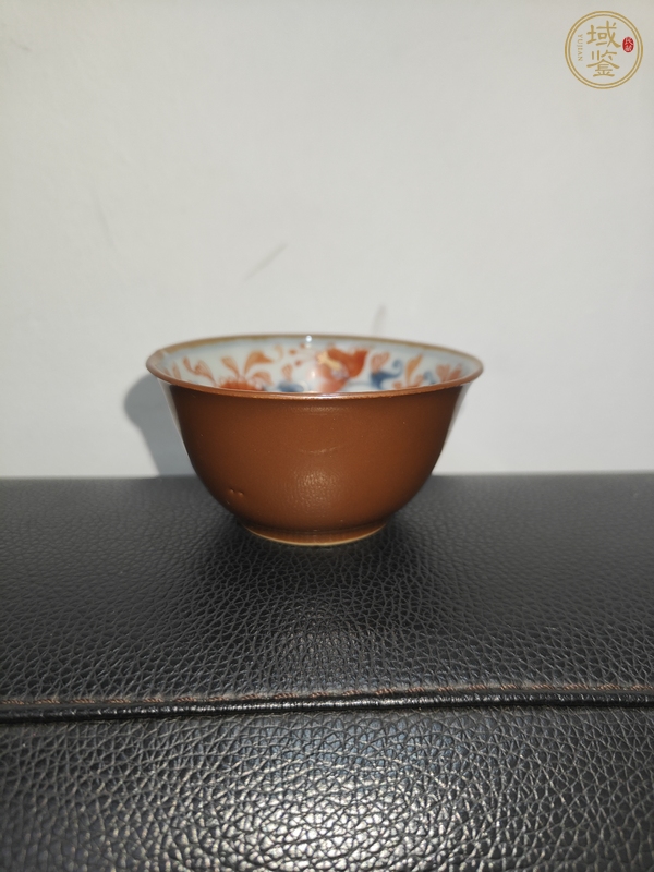 古玩陶瓷外紫金釉內青花礬紅博古圖杯真品鑒賞圖
