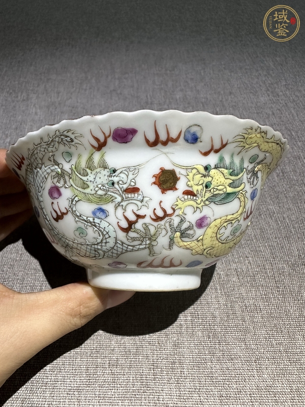 古玩陶瓷粉彩雙龍搶珠紋折沿花口碗真品鑒賞圖