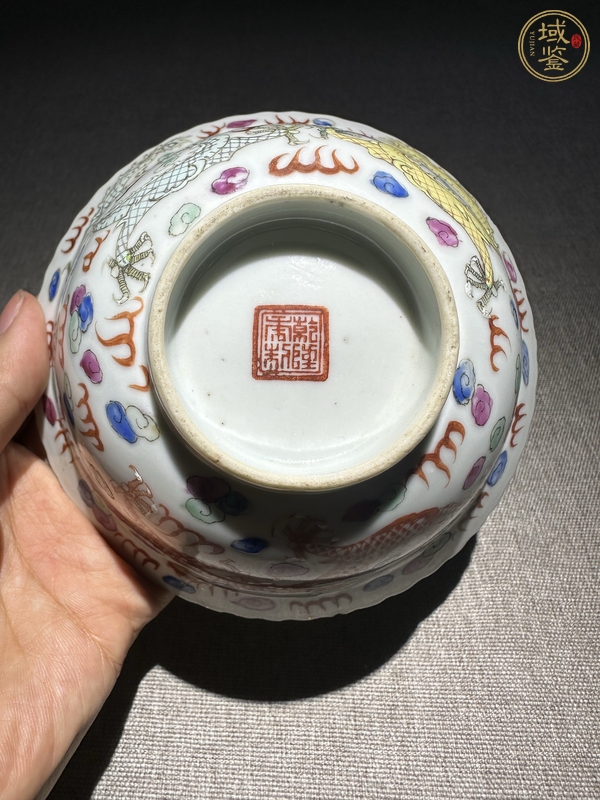 古玩陶瓷粉彩雙龍搶珠紋折沿花口碗真品鑒賞圖