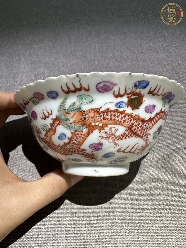 古玩陶瓷粉彩雙龍搶珠紋折沿花口碗真品鑒賞圖