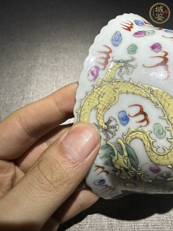 古玩陶瓷粉彩雙龍搶珠紋折沿花口碗真品鑒賞圖
