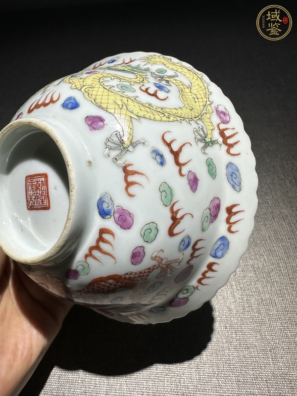 古玩粉彩雙龍搶珠紋折沿花口碗真品鑒賞圖