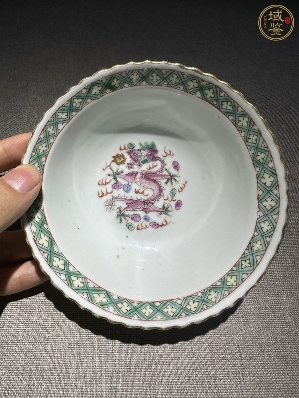 古玩陶瓷粉彩雙龍搶珠紋折沿花口碗真品鑒賞圖
