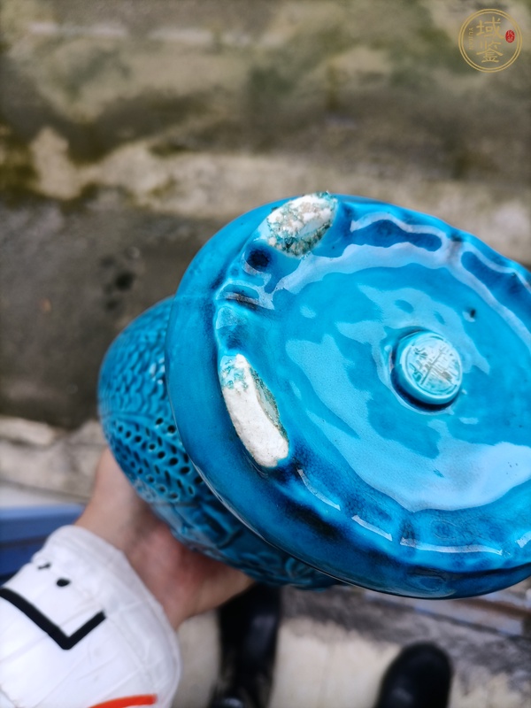 古玩陶瓷孔雀藍釉鏤空瓶真品鑒賞圖