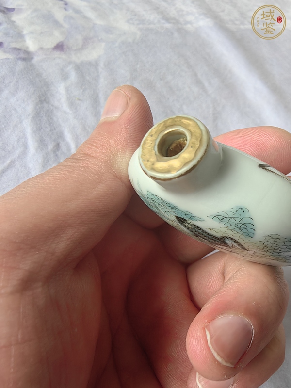 古玩陶瓷道光粉彩草蟲紋煙壺真品鑒賞圖
