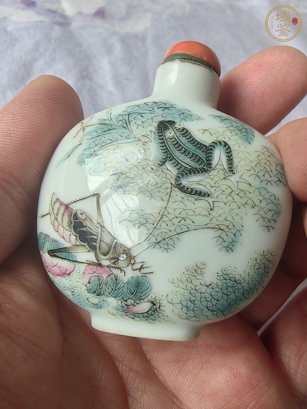 古玩陶瓷道光粉彩草蟲紋煙壺真品鑒賞圖