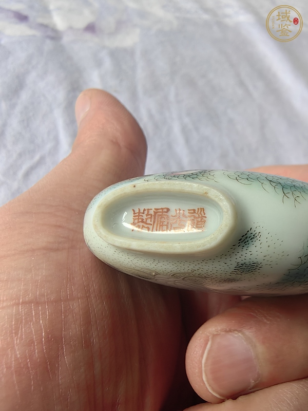 古玩陶瓷道光粉彩草蟲紋煙壺真品鑒賞圖
