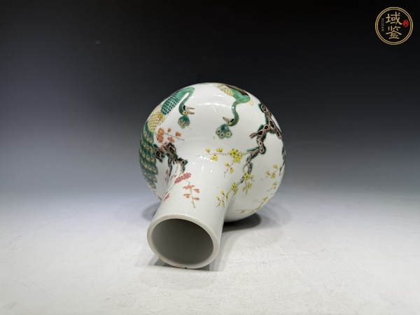 古玩陶瓷清末民初·粉彩孔雀梅花紋天球瓶真品鑒賞圖
