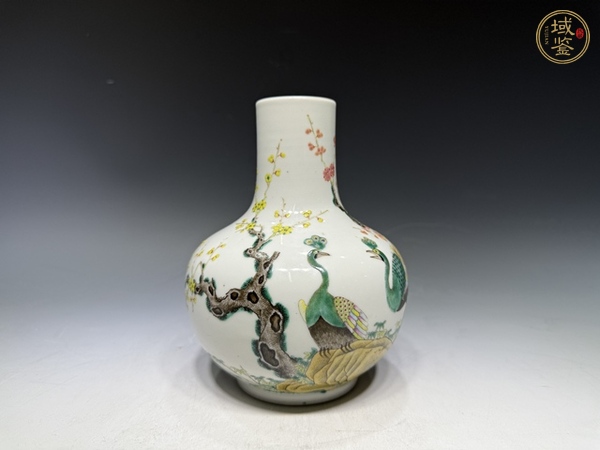 古玩陶瓷清末民初·粉彩孔雀梅花紋天球瓶真品鑒賞圖
