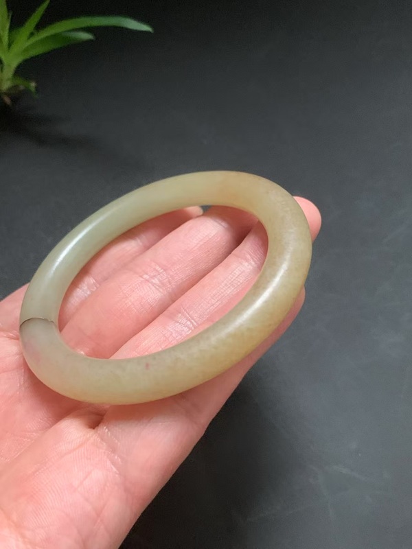 古玩玉器清代和田玉雕“素紋手鐲”拍賣，當(dāng)前價格28000元
