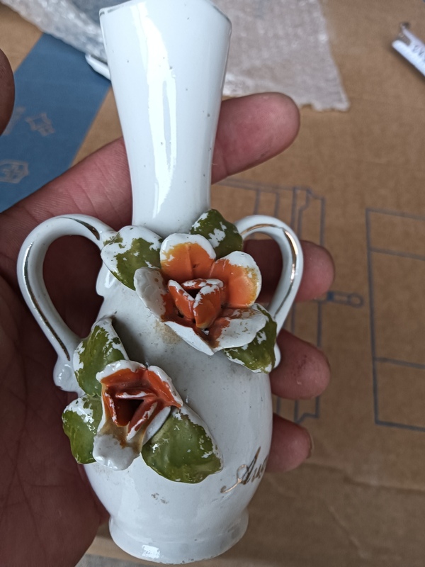 古玩陶瓷白釉貼塑花卉紋瓶拍賣，當(dāng)前價格188元