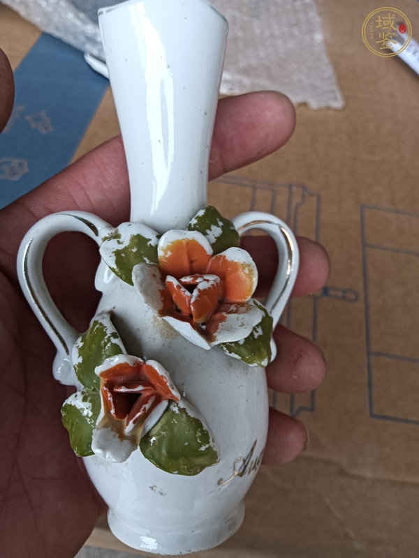 古玩陶瓷白釉貼塑花卉紋瓶真品鑒賞圖
