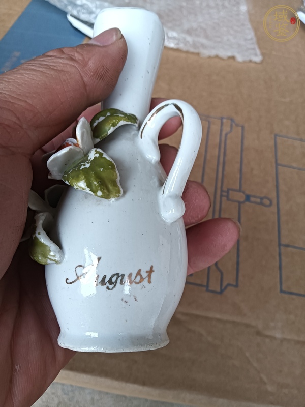 古玩陶瓷白釉貼塑花卉紋瓶真品鑒賞圖