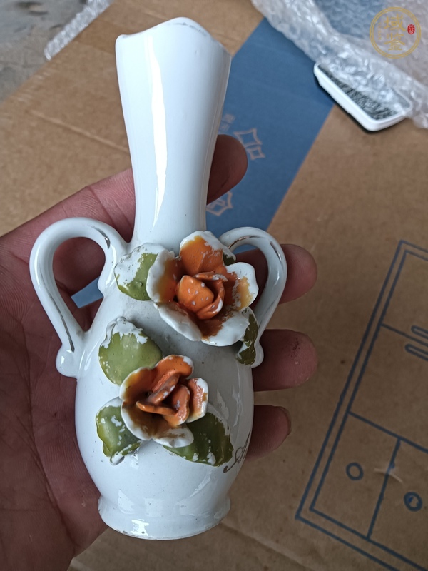 古玩陶瓷白釉貼塑花卉紋瓶真品鑒賞圖