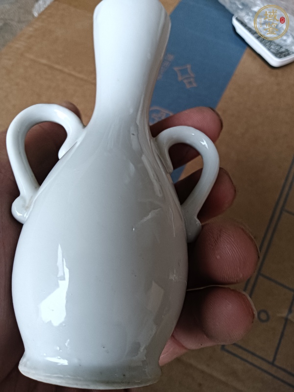 古玩陶瓷白釉貼塑花卉紋瓶真品鑒賞圖