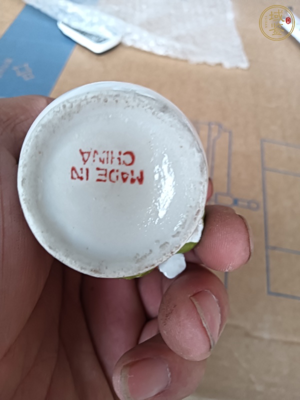 古玩陶瓷白釉貼塑花卉紋瓶真品鑒賞圖