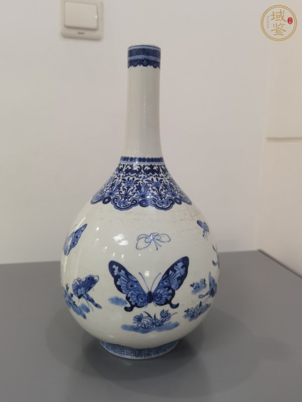古玩蝴蝶紋青花長頸瓶真品鑒賞圖