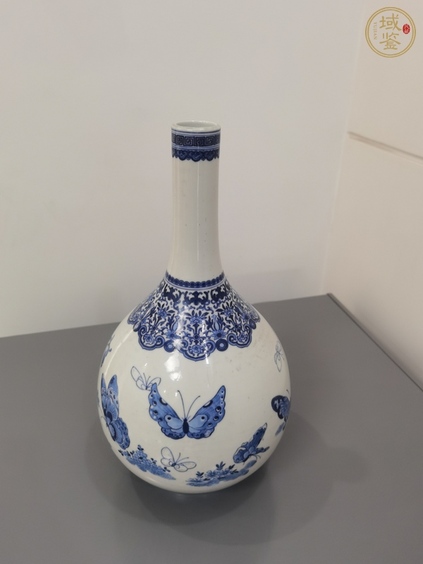 古玩陶瓷蝴蝶紋青花長頸瓶真品鑒賞圖