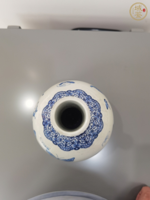 古玩陶瓷蝴蝶紋青花長頸瓶真品鑒賞圖
