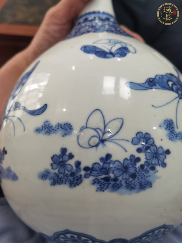 古玩陶瓷蝴蝶紋青花長頸瓶真品鑒賞圖