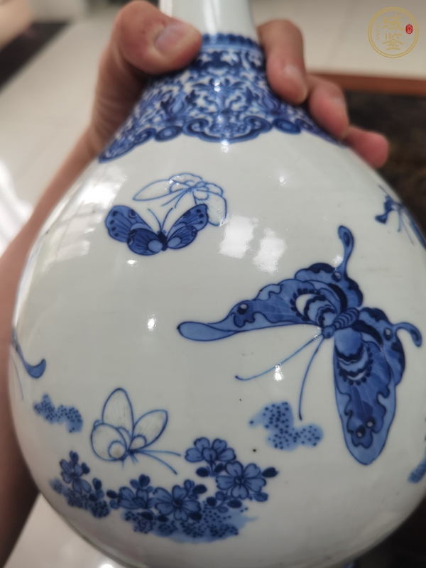古玩陶瓷蝴蝶紋青花長頸瓶真品鑒賞圖