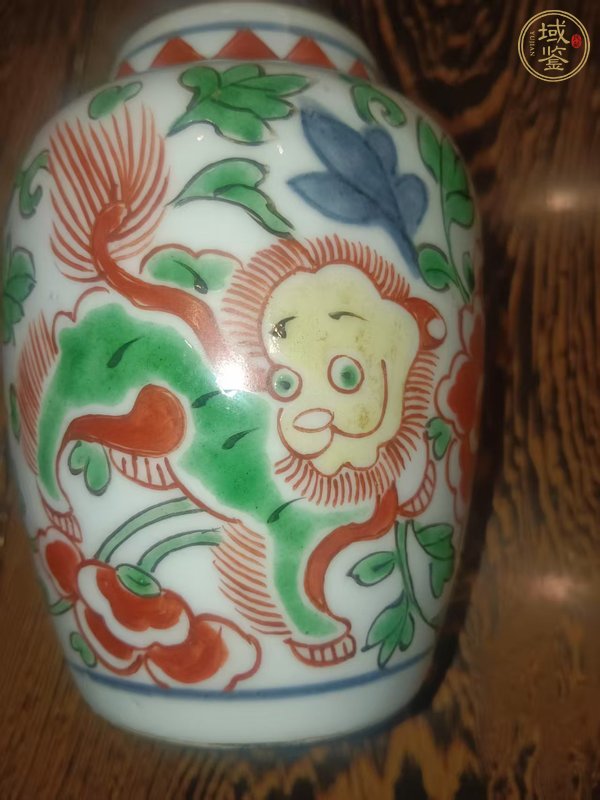古玩陶瓷青花五彩獅子花卉紋罐真品鑒賞圖