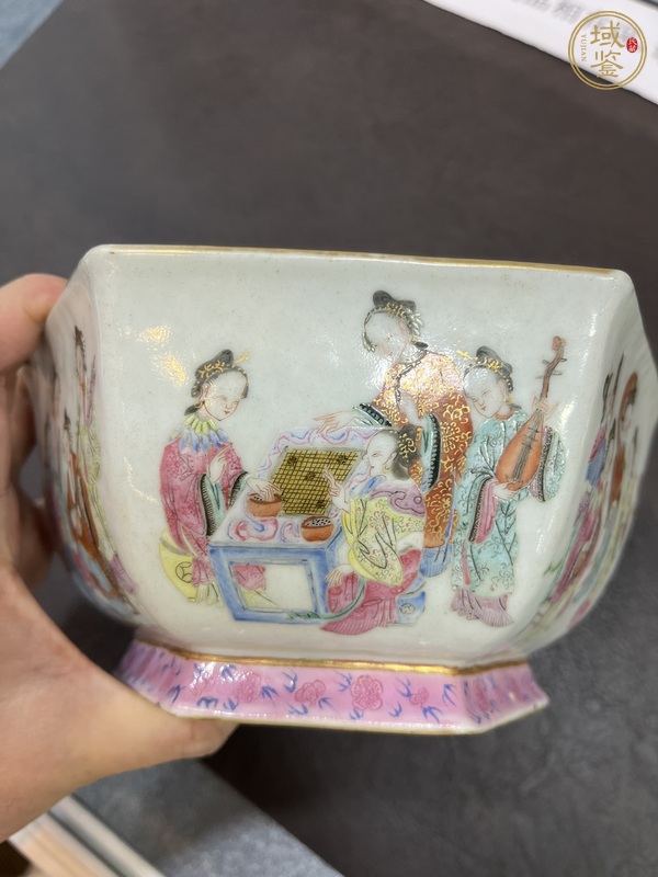 古玩清中期粉彩侍女人物供碗真品鑒賞圖