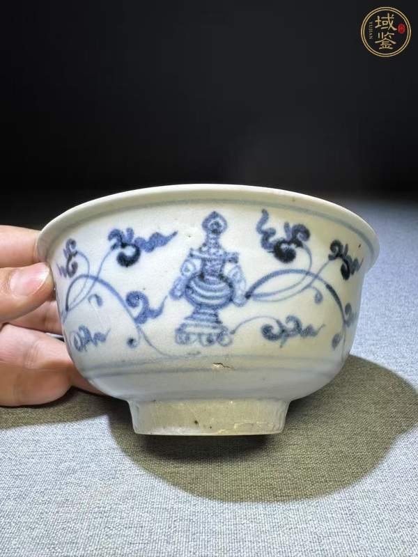 古玩陶瓷明中期青花纏枝八寶紋碗真品鑒賞圖