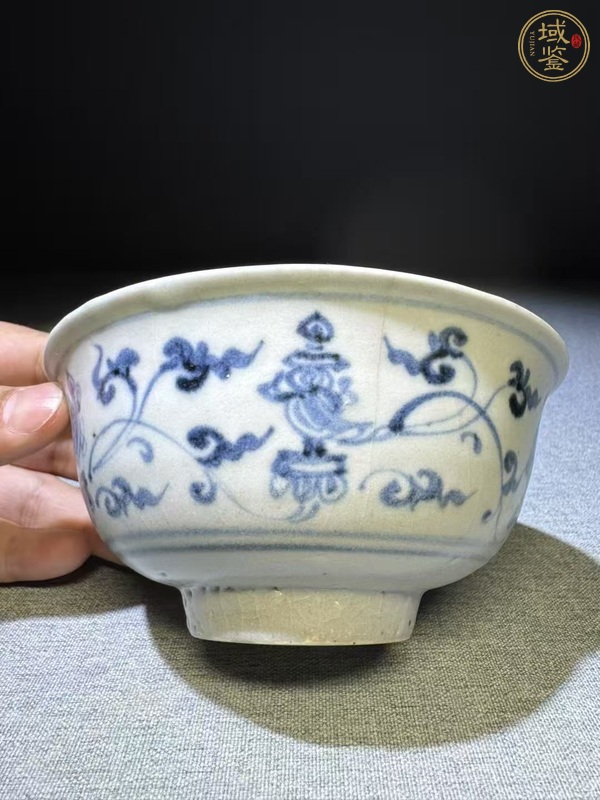 古玩陶瓷明中期青花纏枝八寶紋碗真品鑒賞圖