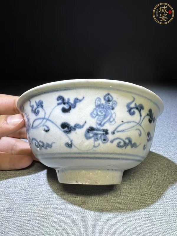 古玩陶瓷明中期青花纏枝八寶紋碗真品鑒賞圖