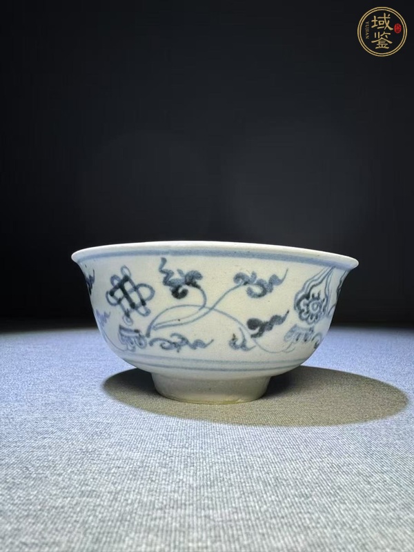 古玩陶瓷明中期青花纏枝八寶紋碗真品鑒賞圖