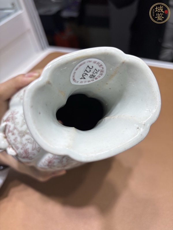 古玩陶瓷釉里紅花卉紋海棠口瓶真品鑒賞圖