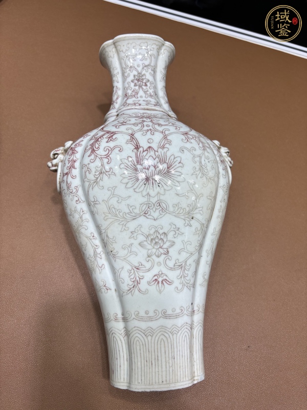 古玩陶瓷釉里紅花卉紋海棠口瓶真品鑒賞圖