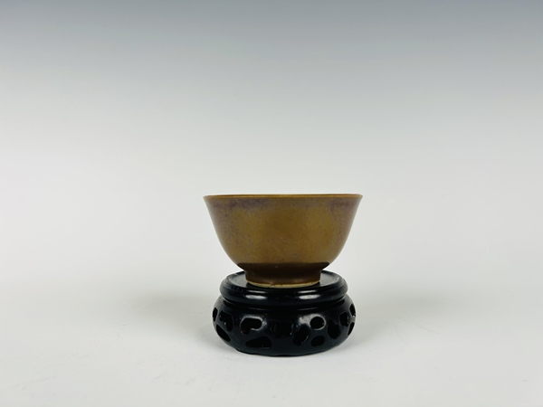 古玩陶瓷清早期·外紫金釉內(nèi)粉彩花卉杯碟拍賣，當前價格0元