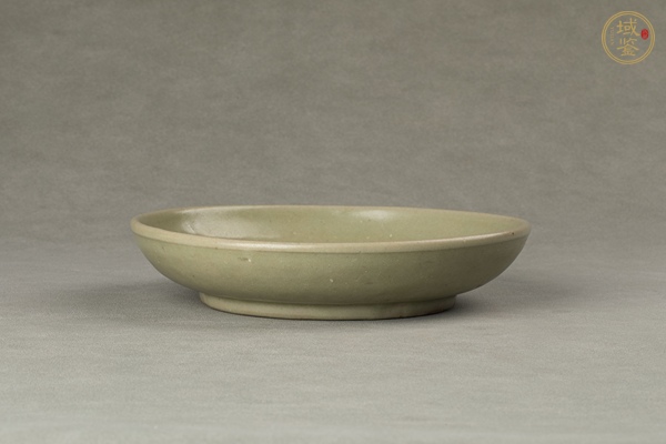 古玩陶瓷龍泉青瓷印花盤(pán)真品鑒賞圖