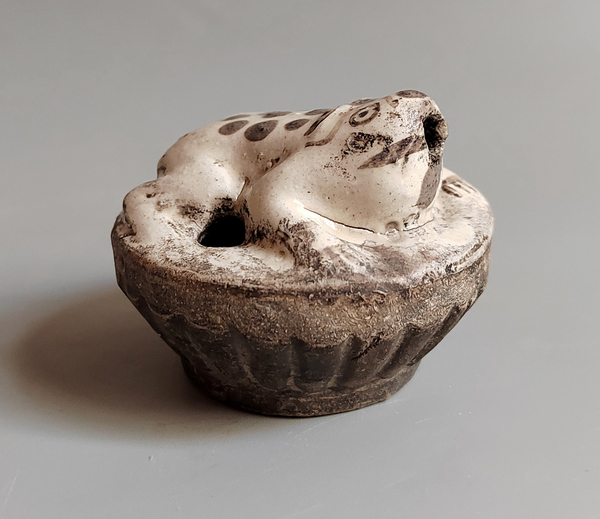 古玩陶瓷明清白地褐彩文房蛙型瓜棱硯滴拍賣(mài)，當(dāng)前價(jià)格228元