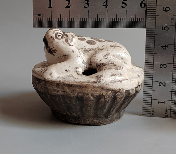 古玩陶瓷明清白地褐彩文房蛙型瓜棱硯滴拍賣(mài)，當(dāng)前價(jià)格228元