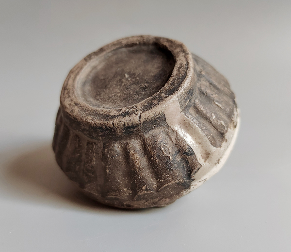 古玩陶瓷明清白地褐彩文房蛙型瓜棱硯滴拍賣(mài)，當(dāng)前價(jià)格228元