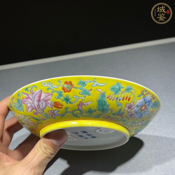 古玩陶瓷黃地粉彩花卉紋盤真品鑒賞圖