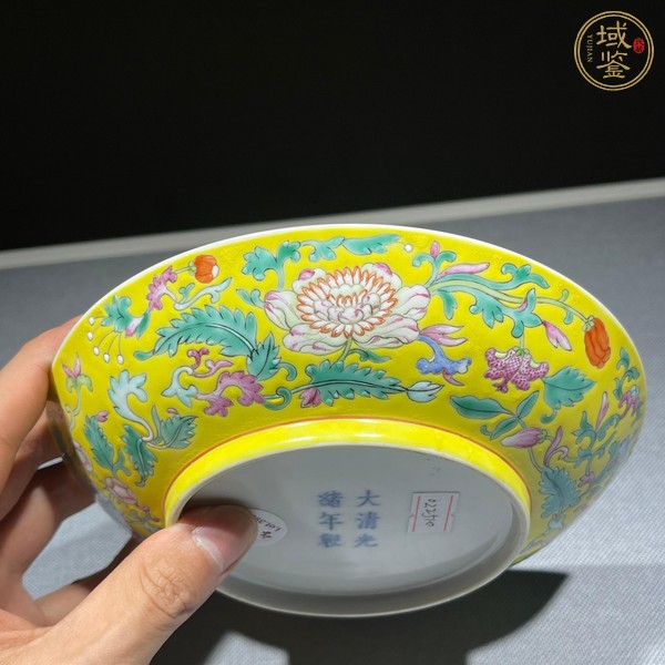 古玩陶瓷黃地粉彩花卉紋盤真品鑒賞圖