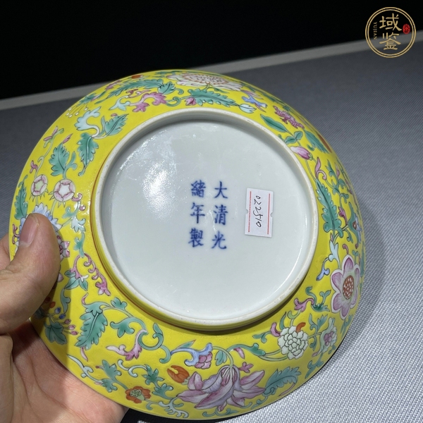 古玩陶瓷黃地粉彩花卉紋盤真品鑒賞圖