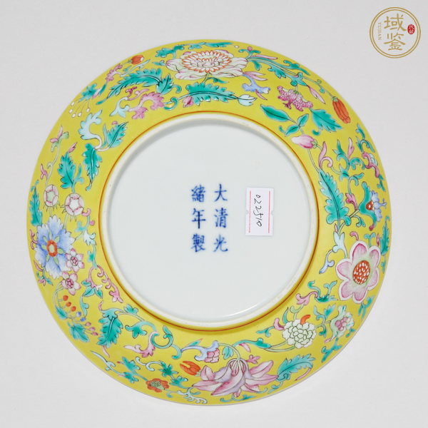 古玩陶瓷黃地粉彩花卉紋盤真品鑒賞圖
