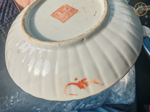 古玩陶瓷粉彩蟲草瓜棱盤真品鑒賞圖