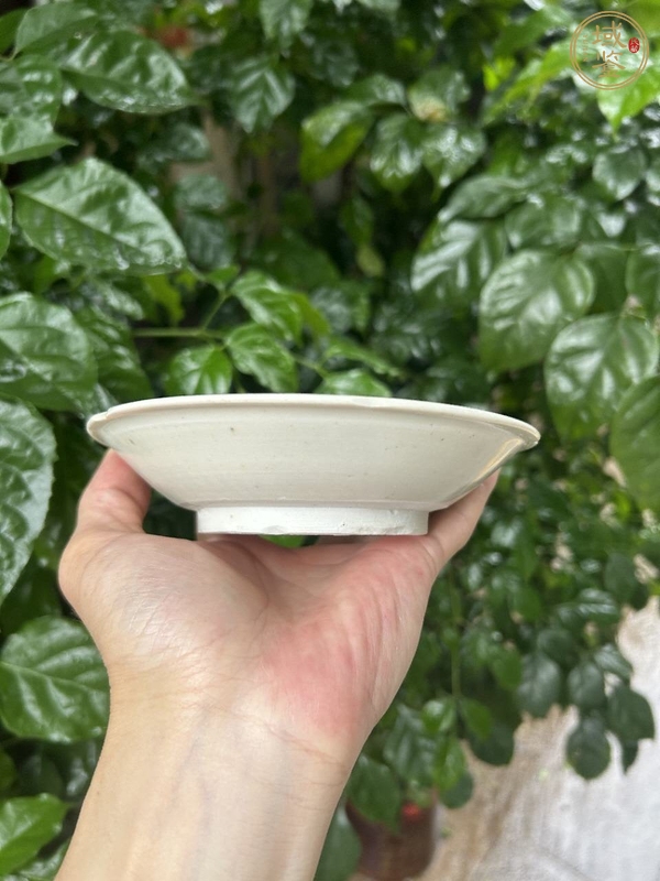 古玩陶瓷宣州白釉葵口盤真品鑒賞圖