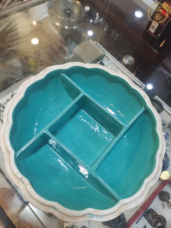 古玩陶瓷晚清吹紅釉藍瓜型蓋盒真品鑒賞圖