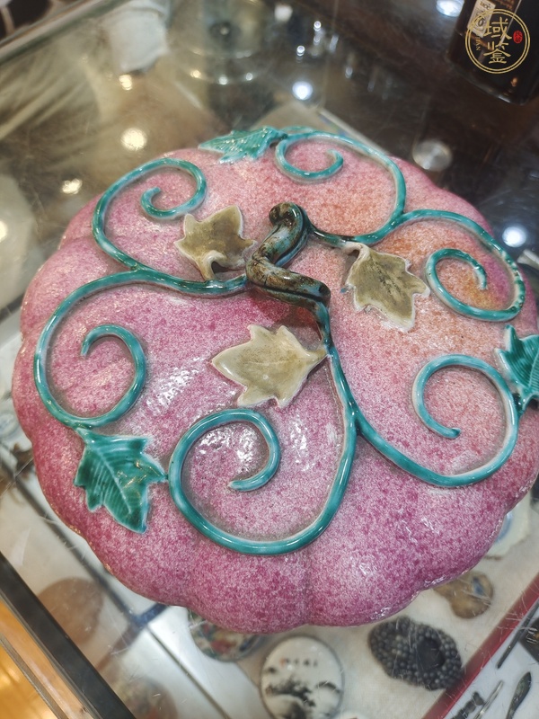 古玩陶瓷晚清吹紅釉藍瓜型蓋盒真品鑒賞圖