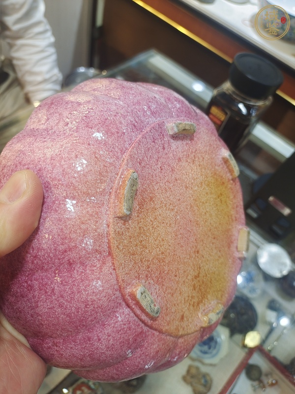 古玩陶瓷晚清吹紅釉藍瓜型蓋盒真品鑒賞圖