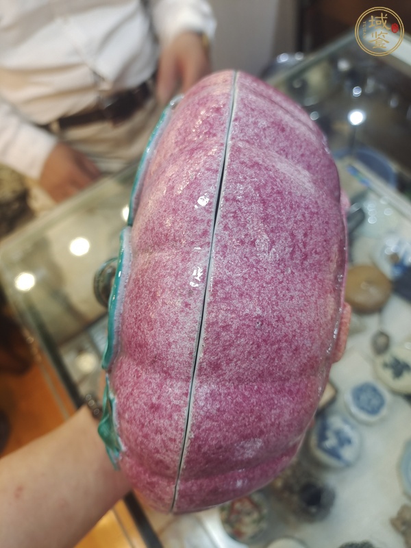 古玩陶瓷晚清吹紅釉藍瓜型蓋盒真品鑒賞圖